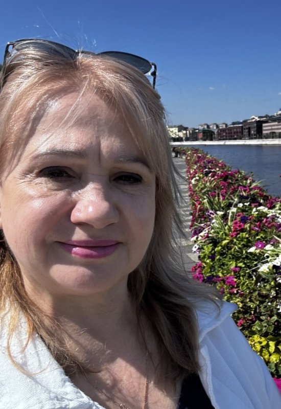 Elena • 55 • Switzerland