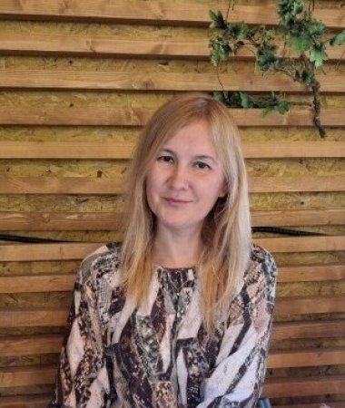 Natalia, 52
