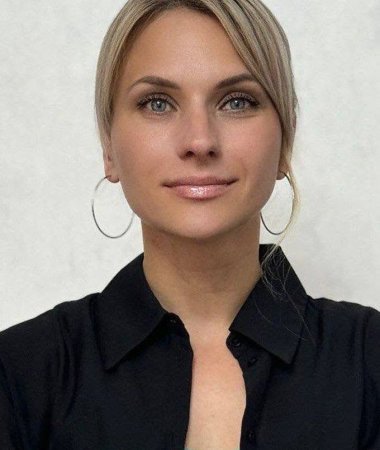 Anna, 44