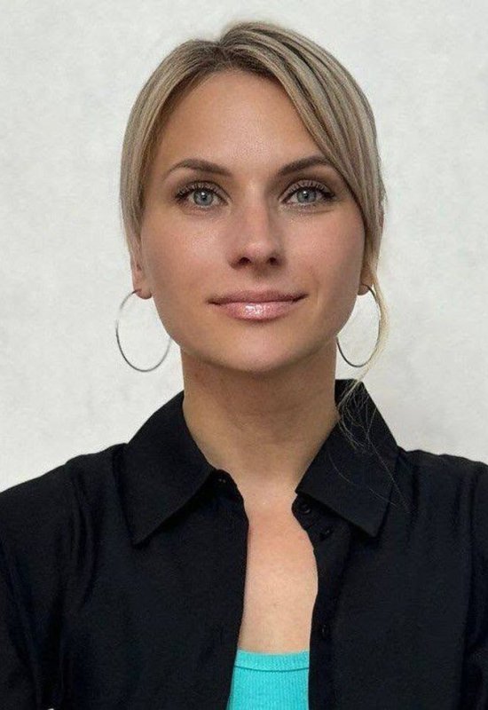 Anna • 44 • France