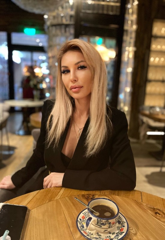 Elena • 42 • France