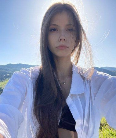Anna, 24