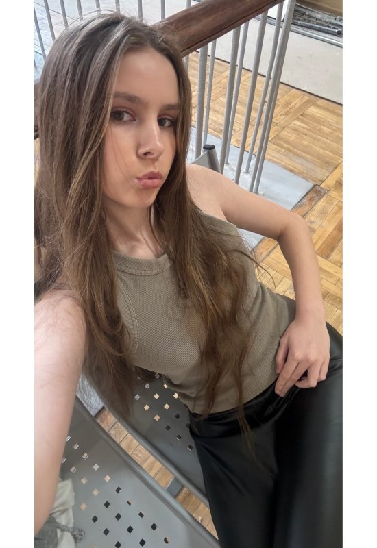 Nastya • 20 • Moldova