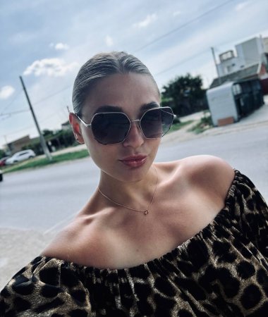 Tanya, 39