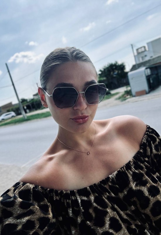 Tanya • 38 • Ukraine