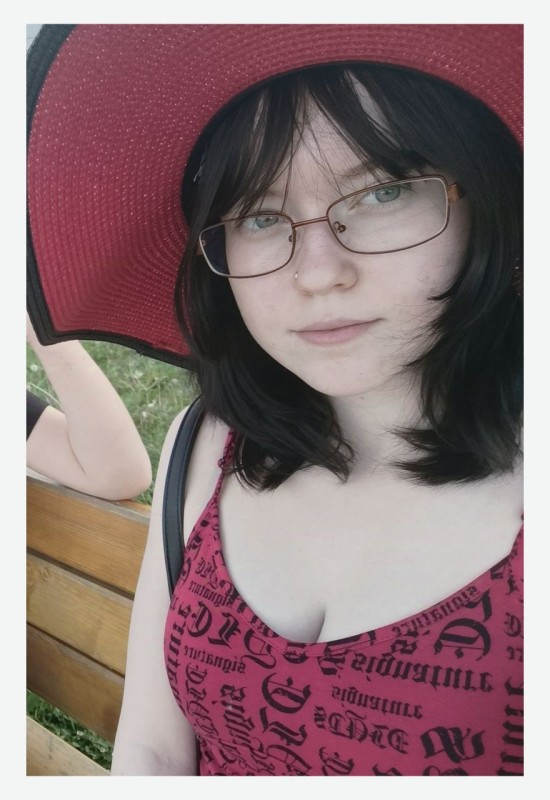 Polina • 19 • Росія