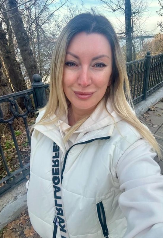 Anna • 41 • Russia