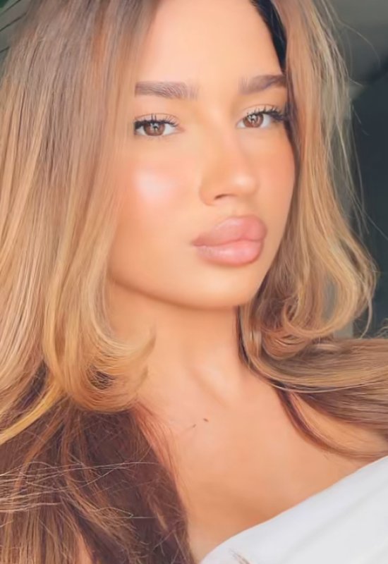 Polina • 19 • Poland