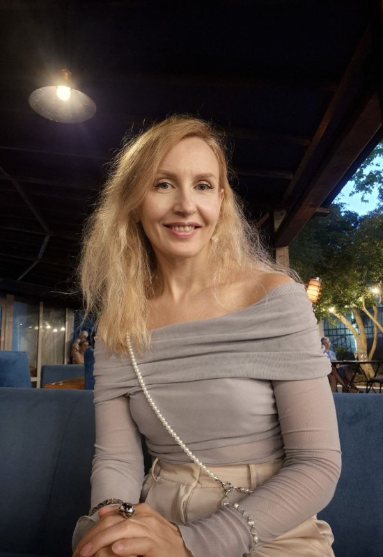 Elena • 51 • Allemagne