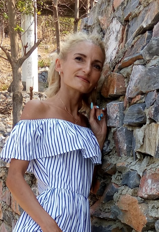 Elena • 46 • Russie