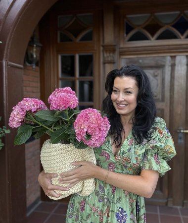 Inessa, 44