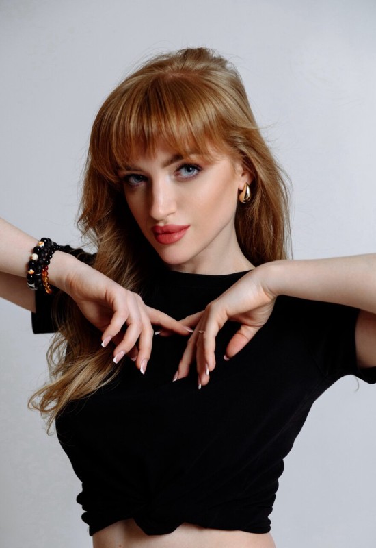 Alena • 30 • France