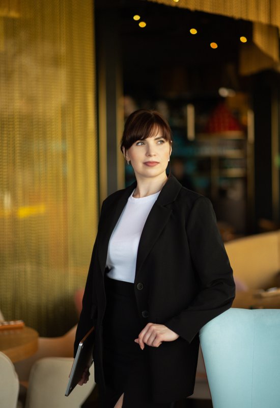 Elena • 39 • Russia