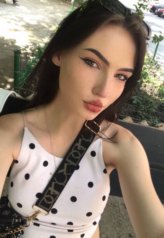 Olesia • 21 • Ukraine 🇺🇦