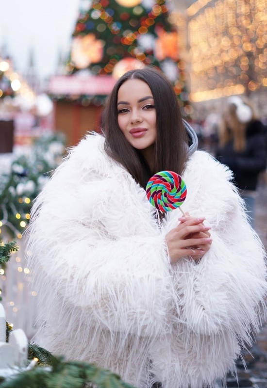 Ekaterina • 34 • Russie