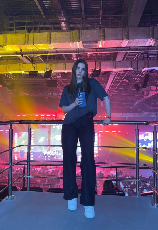 Vika • 21 • Russie