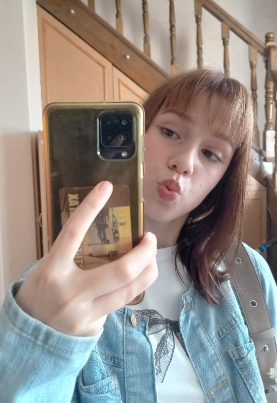 Elizabeth • 18 • Russie