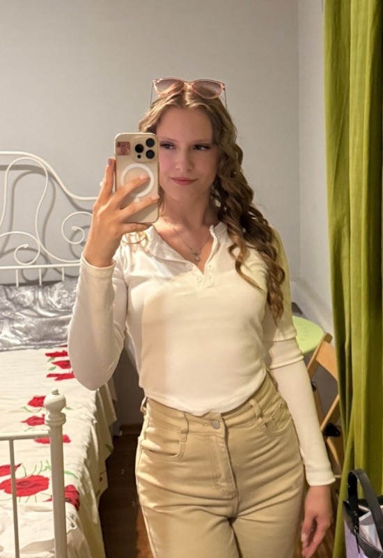 Lyubov • 20 • Russie