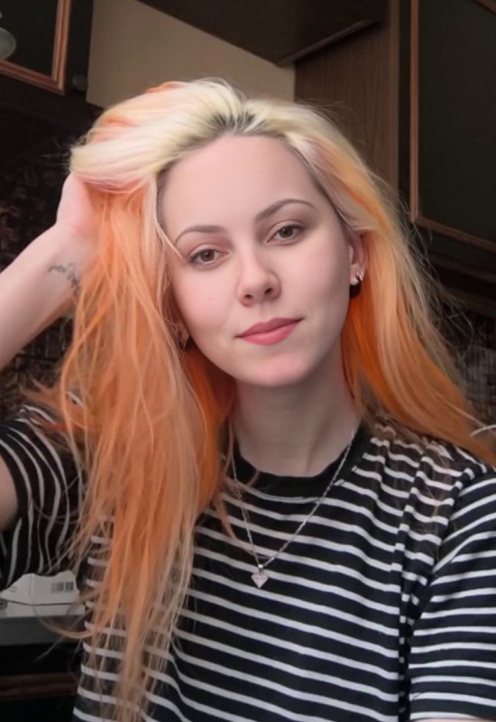 Katya • 20 • Russie