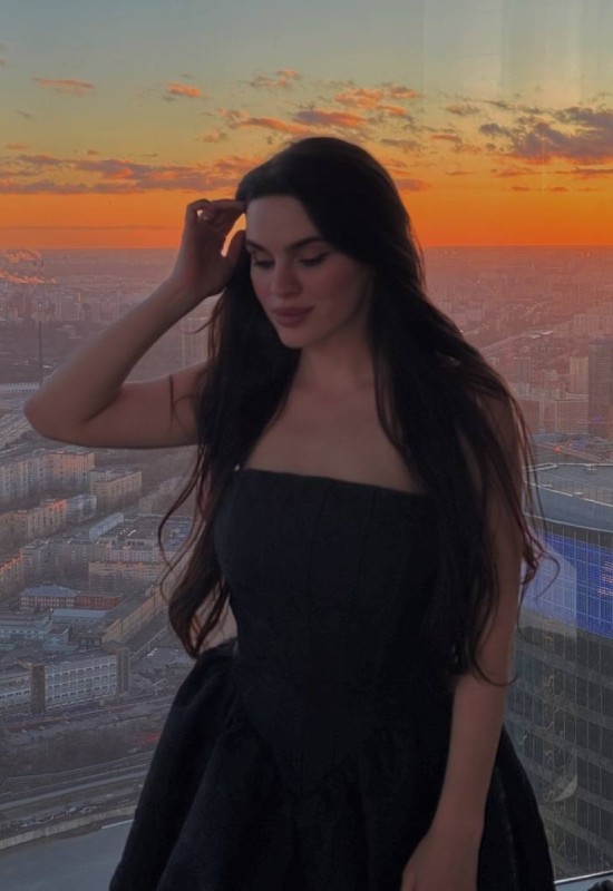 Alisa • 30 • France