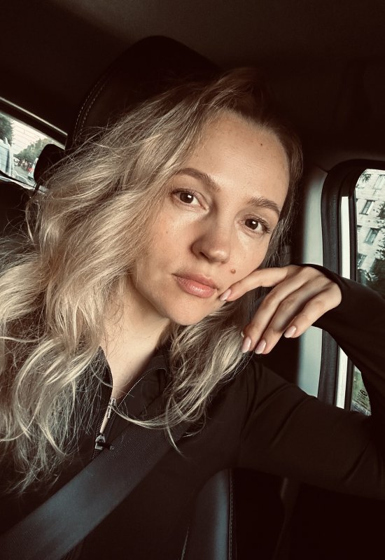 Yuliya • 44 • Russie