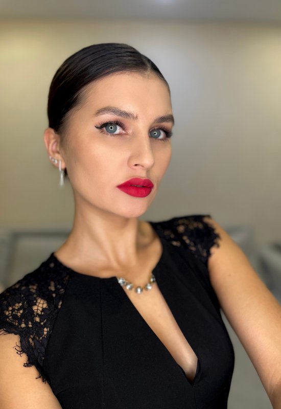 Ava • 36 • Netherlands