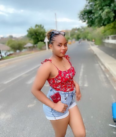 Ornella, 24