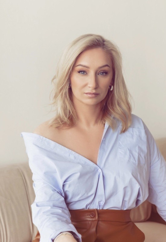 Elena • 45 • Ukraine