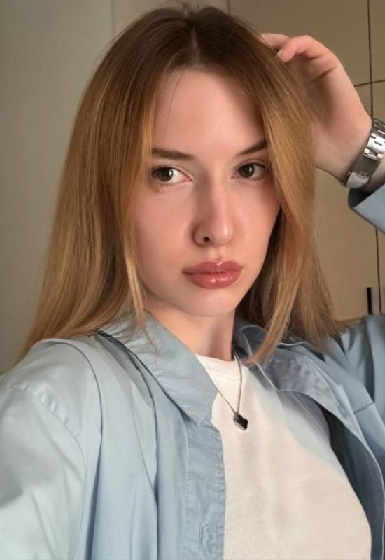 Angelina • 32 • France