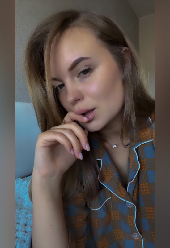 Anni • 27 • Russia