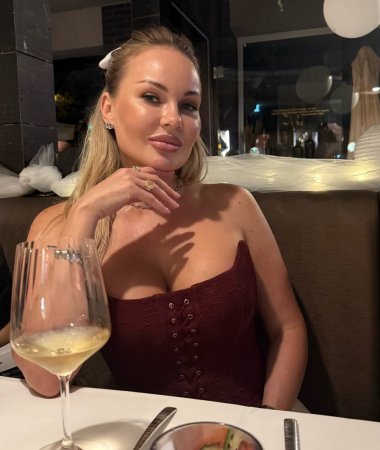 Anna, 39