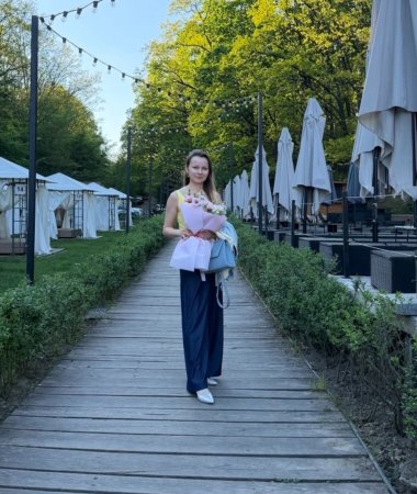 Viktoriia , 44